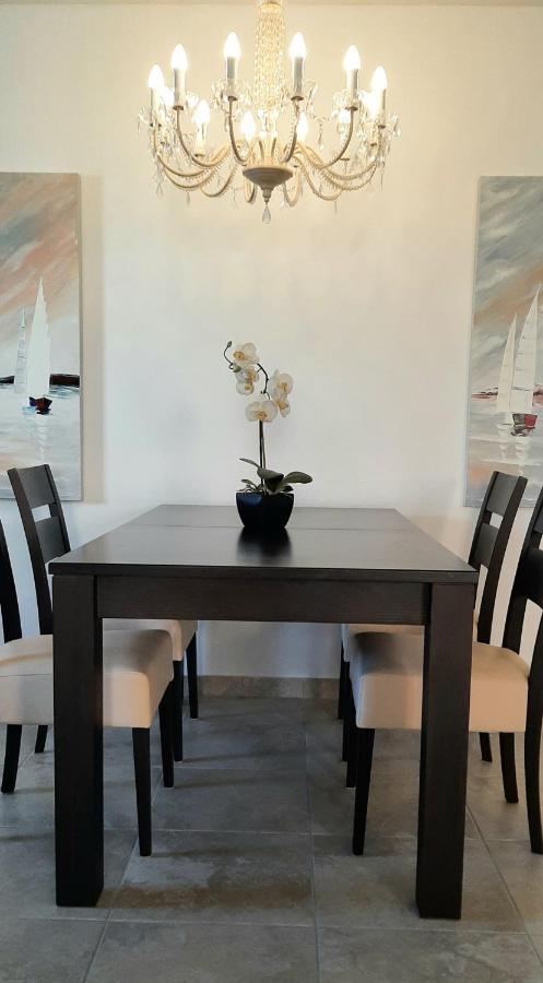 Helle Ferienwohnung mit Privatpool und gemütlicher Grillecke Ližnjan Exterior foto